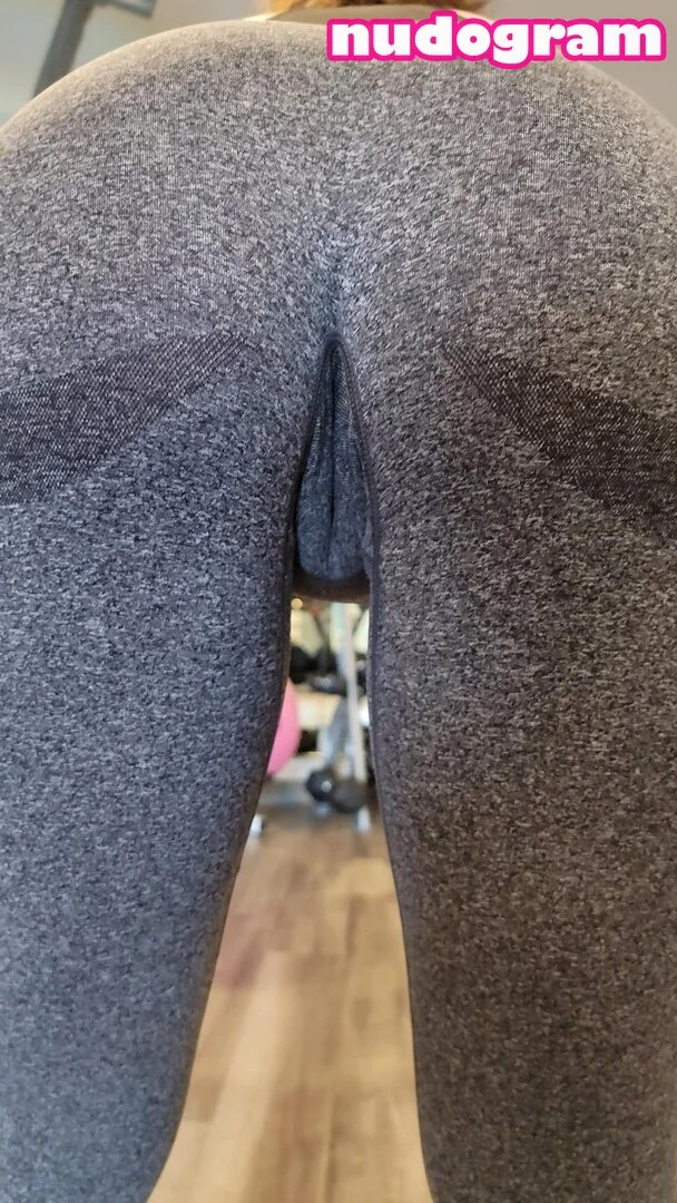 April White OnlyFans photo — ShesWow