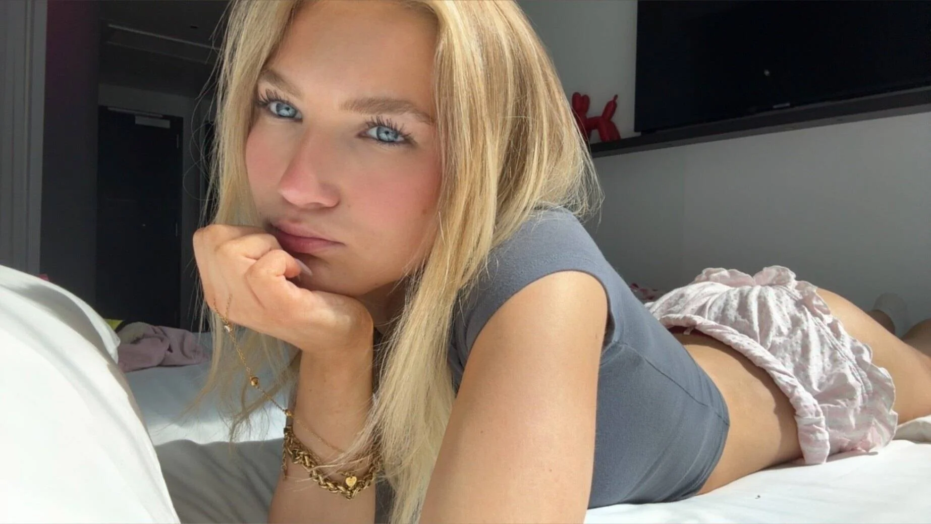 Emma Brooks Teen W Blue Eyes Online OnlyFans photo — ShesWow