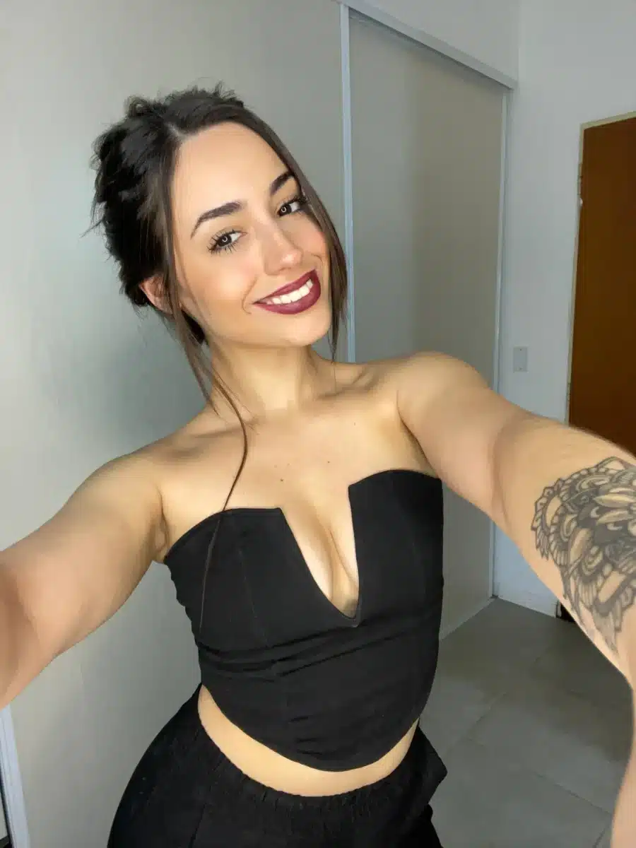 Hottie Mari ShesWow
