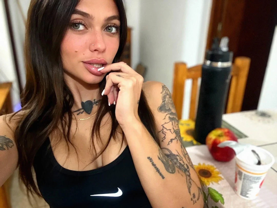 Its Angelina Jolly OnlyFans photo — ShesWow