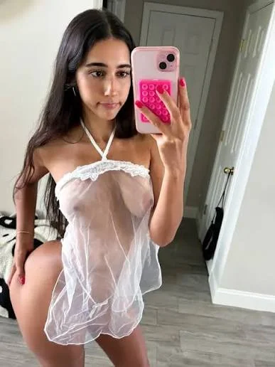 Izzy Green OnlyFans photo — ShesWow
