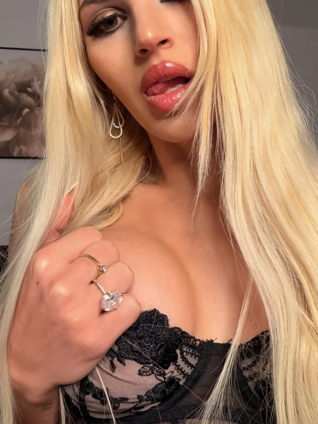 Julia Gracee OnlyFans photo — ShesWow
